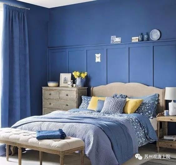 为了缓解冷色调的孤独感和冰冷感,卧室装修可以淡蓝色为主,以白色